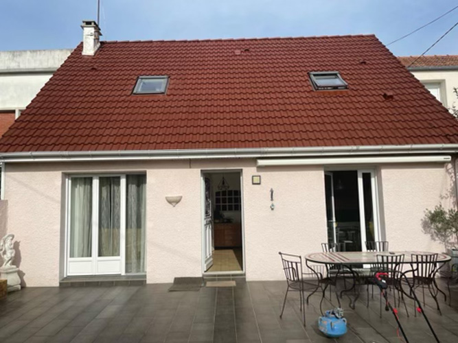 Réalisation d'une peinture de toiture colorée avec nettoyage et changement des tuiles défectueuses par votre couvreur dans le 76 : Image après