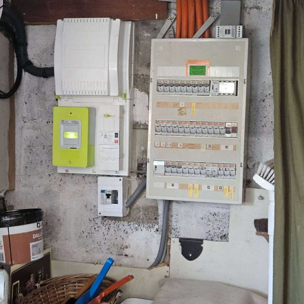 Comment savoir si son installation électrique est dangereuse ? 1 Changement tableau électrique secteur Vire : Image avant