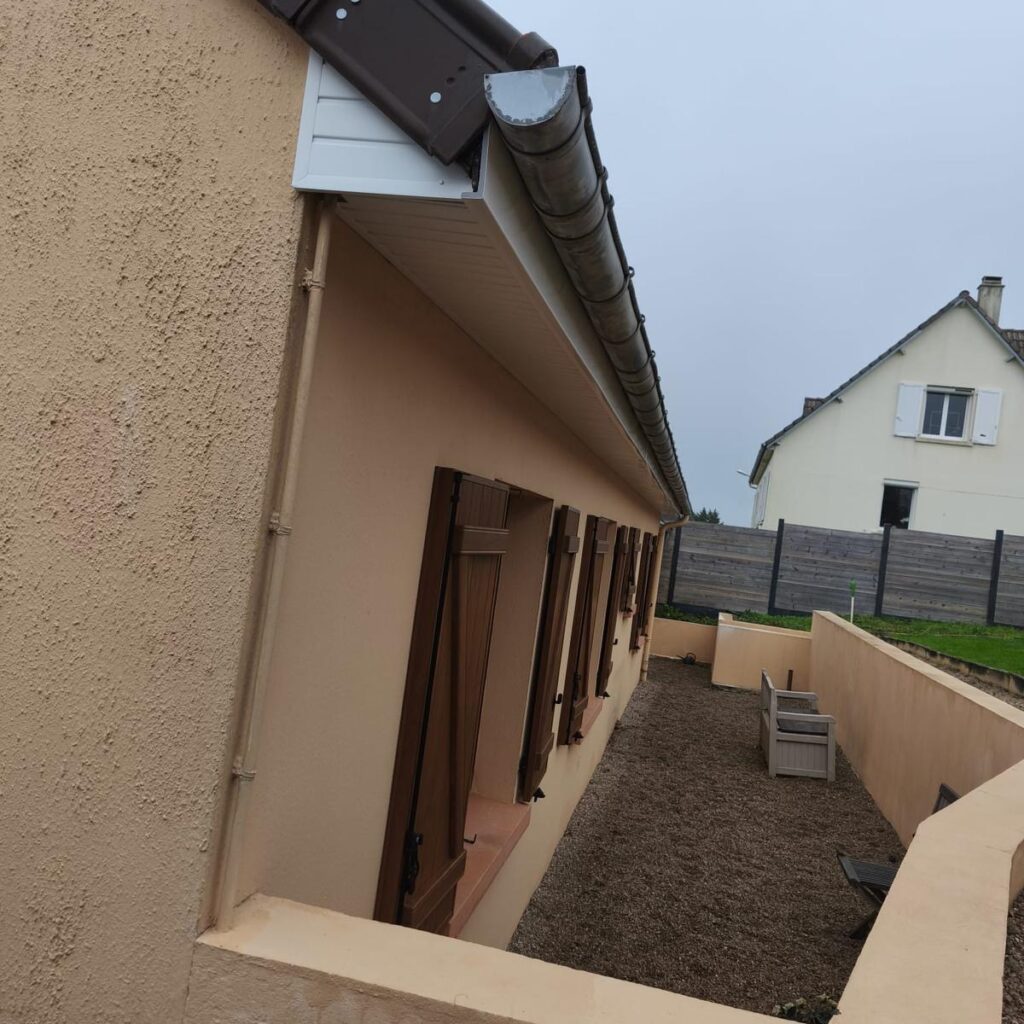 Mise en place de dessous de toit en PVC secteur Cherbourg : Image après