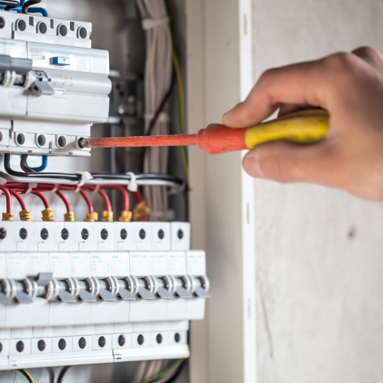 homme technicien electricien travaillant dans un tableau avec fusibles installation et connexion d equipements electriques