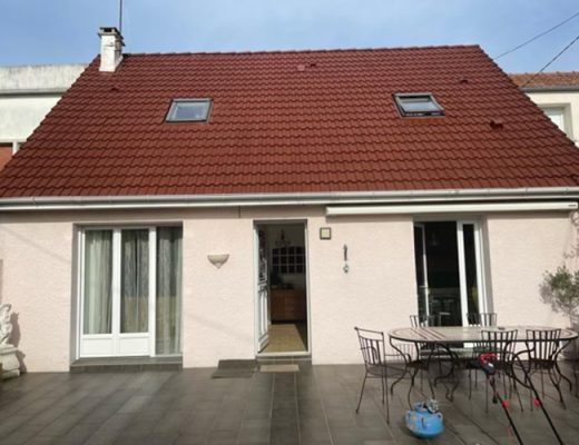 Réalisation d'une peinture de toiture colorée avec nettoyage et changement des tuiles défectueuses par votre couvreur dans le 76 : Image après
