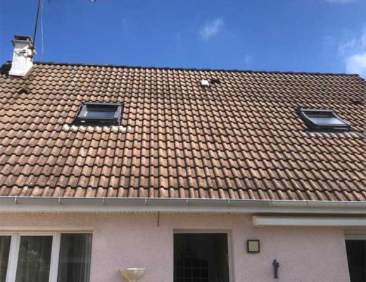 Réalisation d'une peinture de toiture colorée avec nettoyage et changement des tuiles défectueuses par votre couvreur dans le 76 : Image avant